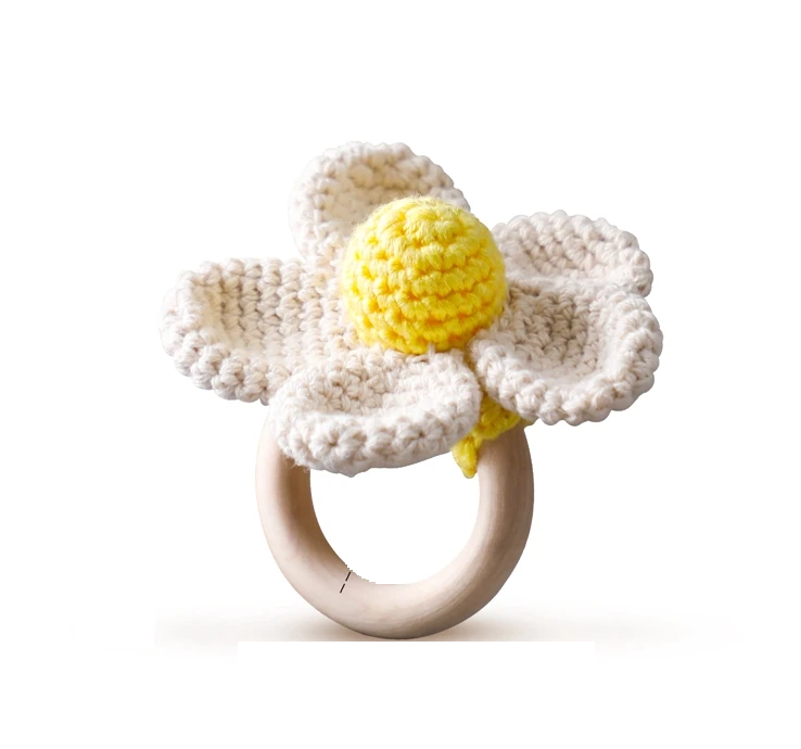 Handgemachter Beißring aus Holz & Häkelstoff – in Frucht-, Blumen- & Regenbogenform