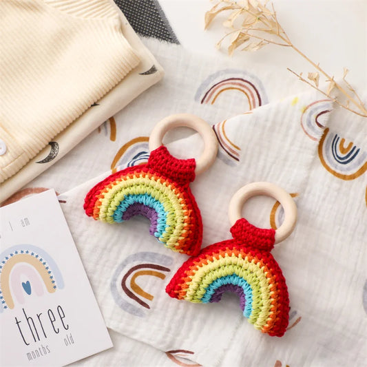 Handgemachter Beißring aus Holz & Häkelstoff – in Frucht-, Blumen- & Regenbogenform