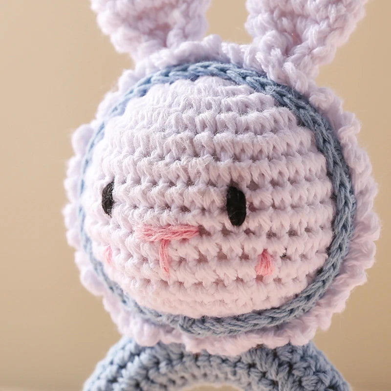 Handgehäkelter Beißring aus Holz in Hasenform – Zum Greifen, Kauen & Entdecken